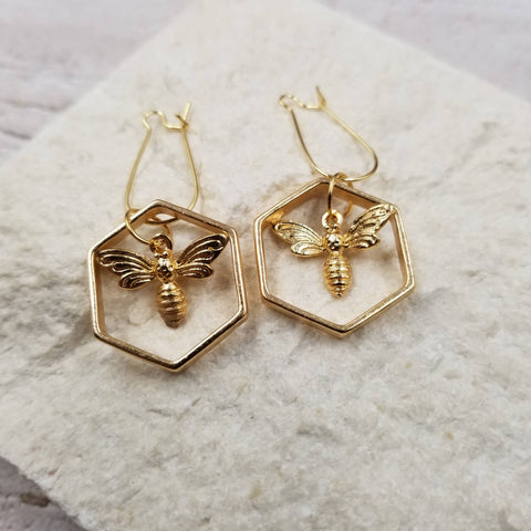 Treasure Wholesale - Honeycomb & Bee Earrings