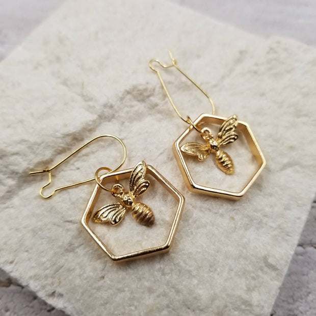 Treasure Wholesale - Honeycomb & Bee Earrings