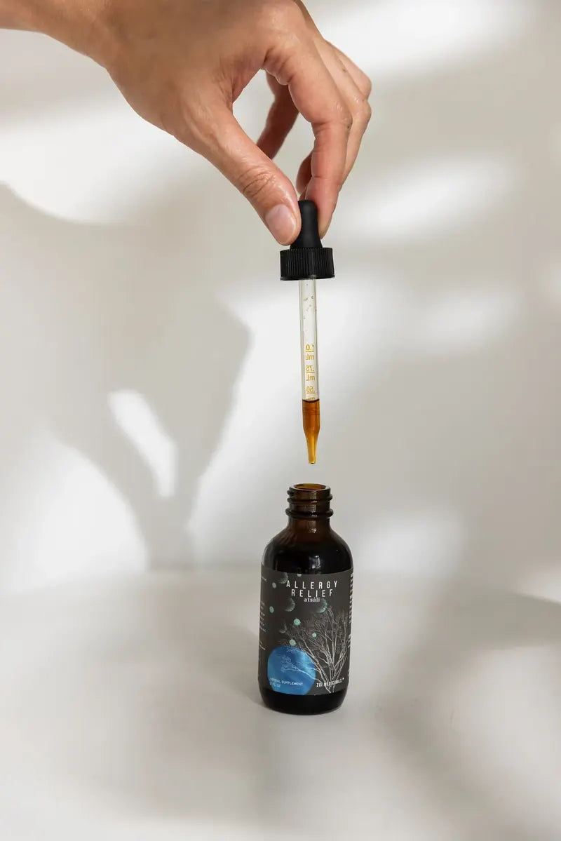 Allergy Relief · Atsáli dropper in the hand